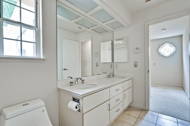 Building Photo - Lovely and spacious 3BR 2.5BA townhouse in...