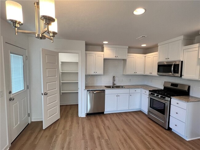 Building Photo - 542 N Cresswell Dr