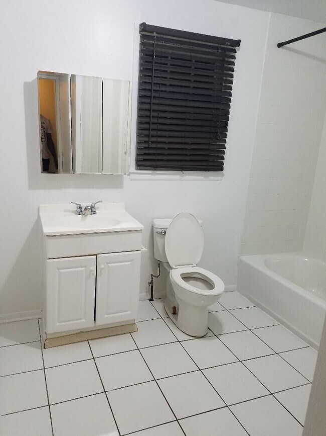 Building Photo - Spacious 1 BR w/ Private Entrance & Renova...