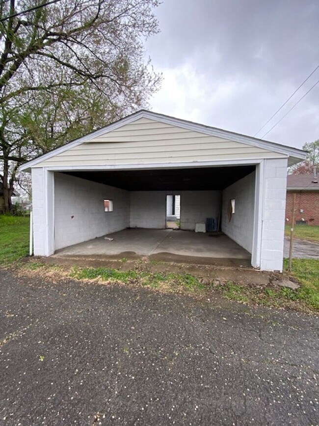 Building Photo - 1715 Edwardsville Rd