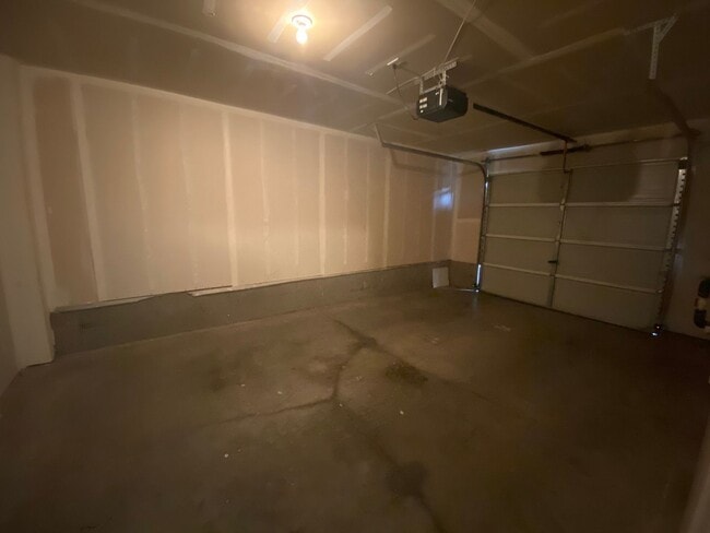 Building Photo - Beautifully Updated Townhouse with New Car...