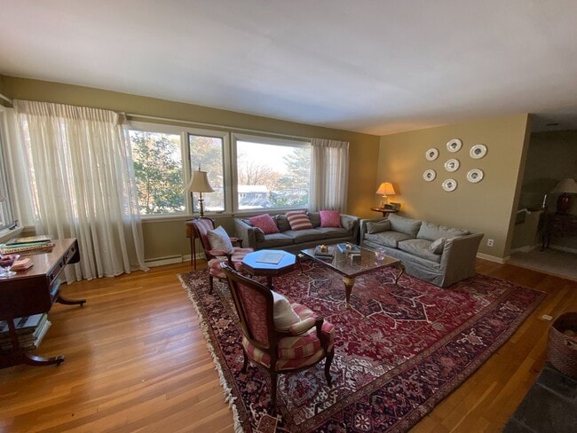 Building Photo - Four Bedroom Single Family Home