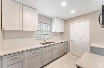 Building Photo - 6828 Sherwood Dr