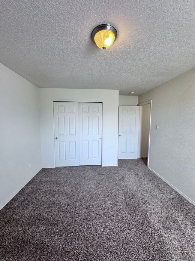 Building Photo - 4 bedroom 2.5 bath home-New Flooring