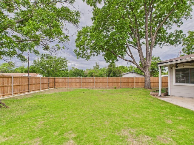 Building Photo - Charming 3-Bedroom Retreat with 2 Full Baths in the Heart of Fredericksburg!