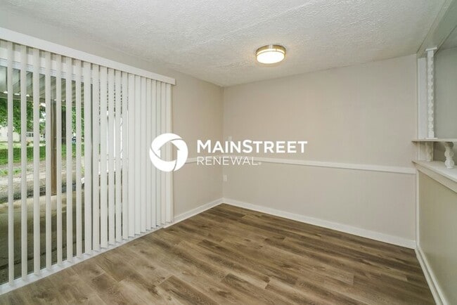 Building Photo - 3 Bedroom Pet-Friendly Home in Louisville, KY with Main Street Renewal