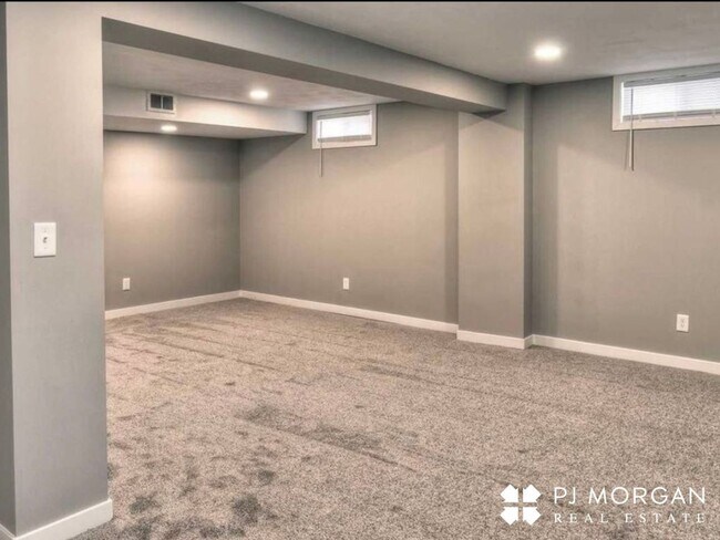 Building Photo - 4 bedroom, 3 Bathroom House