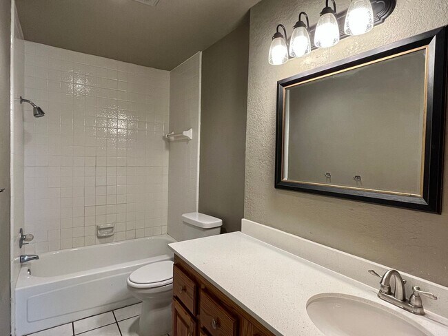 Building Photo - Spacious 3 bed 2 bath in Edmond!