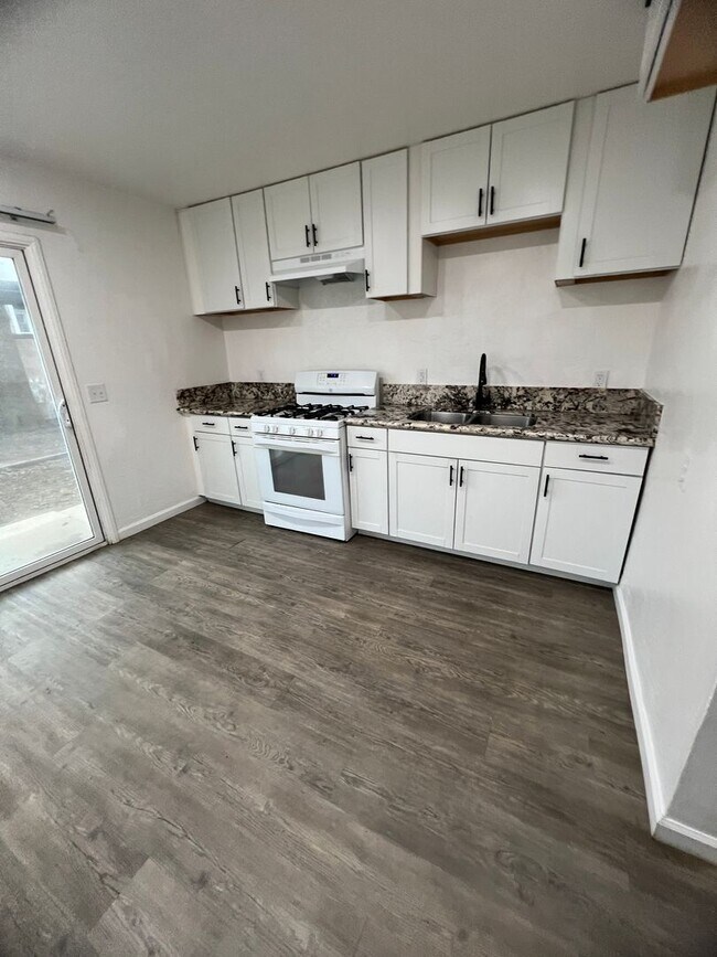 Building Photo - 808-809 Farmersville Blvd