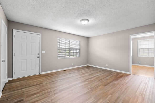 Building Photo - 3 Bedroom Pet Friendly Home For Rent Close To Post!