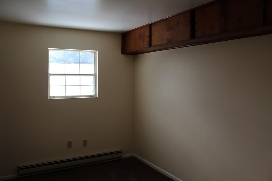 Bedroom 2 - 56 Saratoga Ct