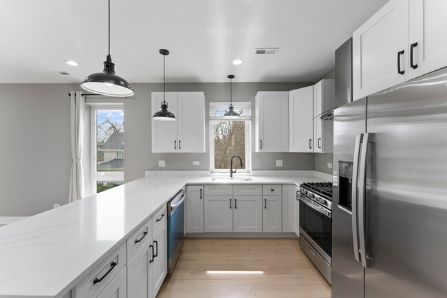 Building Photo - 7428 N Rogers Ave