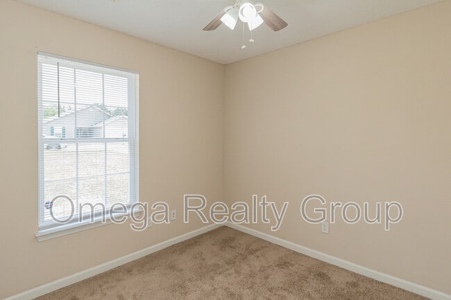 Building Photo - 3550 Cres Gardens Dr