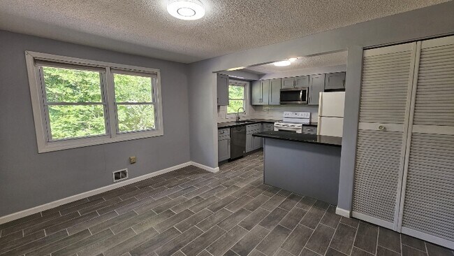 Building Photo - 342 Dunfey Ln