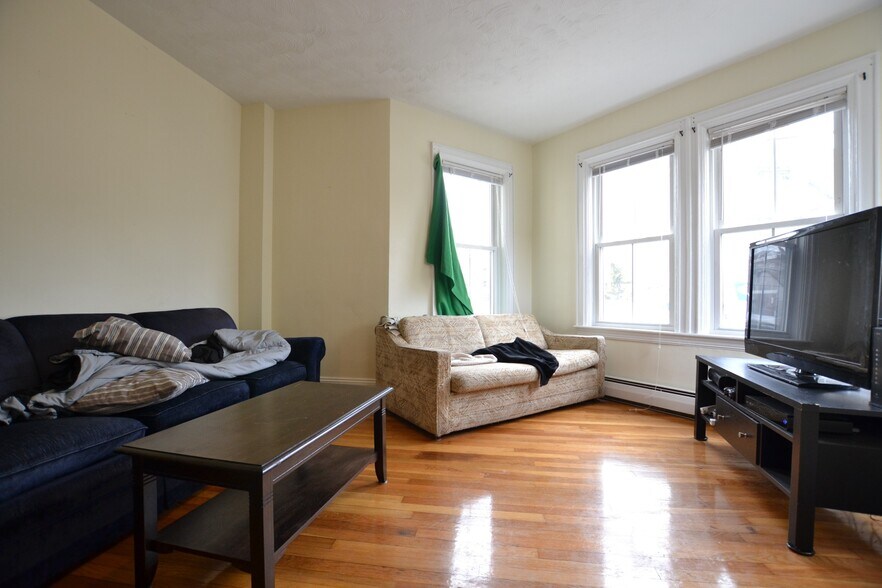 Building Photo - 26 Saybrook St