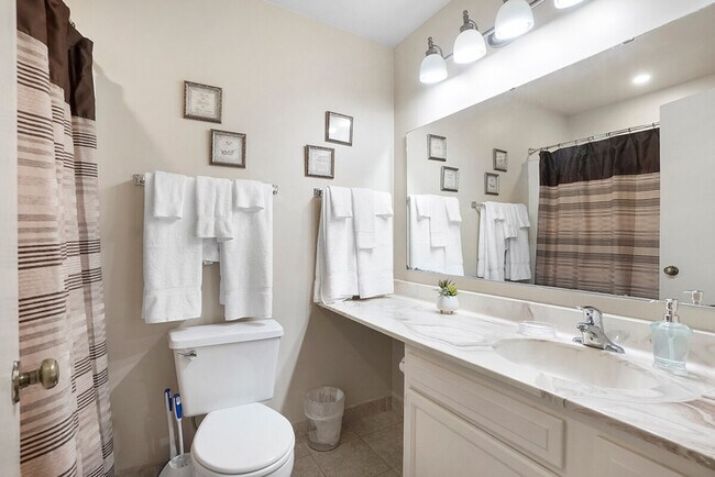 Building Photo - 2323 Woodview Ln