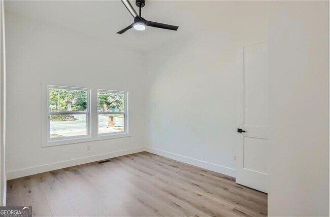 Building Photo - 1522 Avon Ave SW