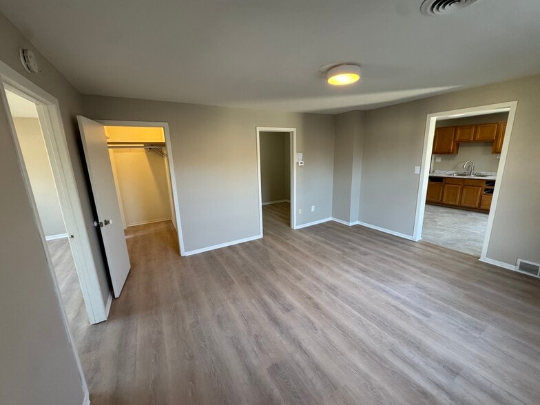 Building Photo - 305 E Clarence St