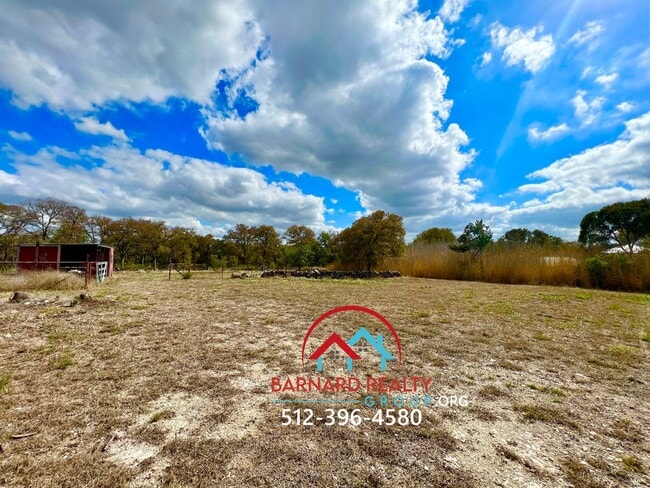 Building Photo - Country Living At It's Finest!