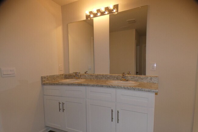 Building Photo - 4 Bedroom Home - Bridlewood