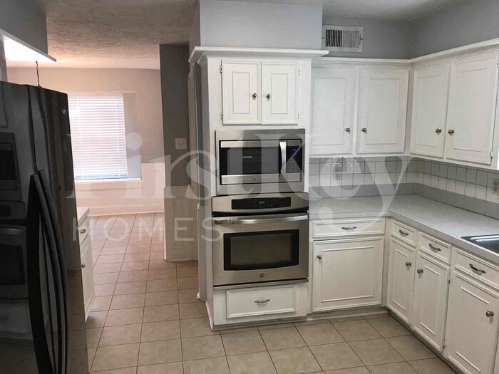 Building Photo - 11715 Parkriver Dr