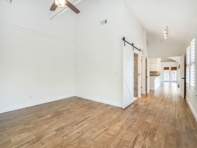 Building Photo - Charming 1/1 condo near Lake Virginia