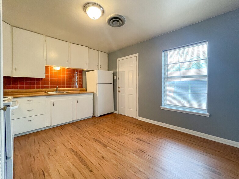 Building Photo - 3801 Parkwood St