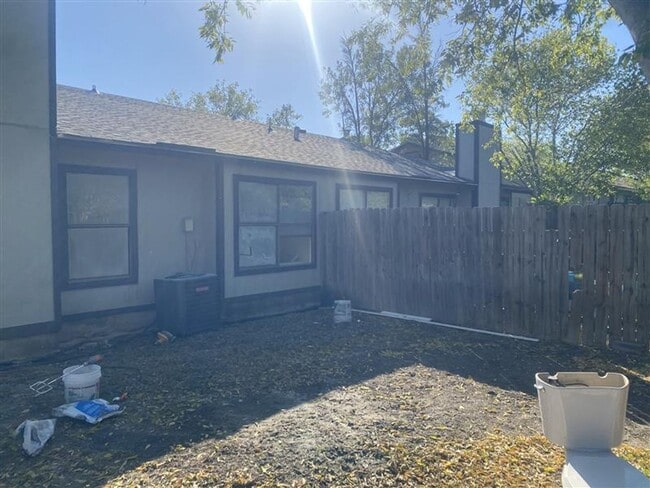 Building Photo - Cute 2/2 duplex with a garage