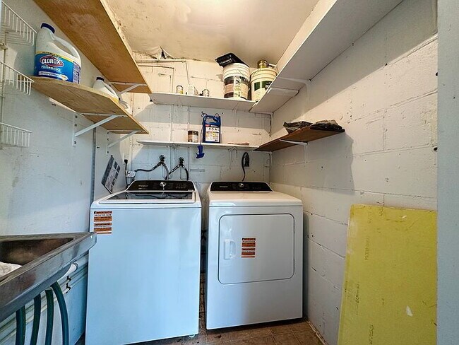 Building Photo - "Cozy 1-Bedroom Gem with Elegant Hardwood ...
