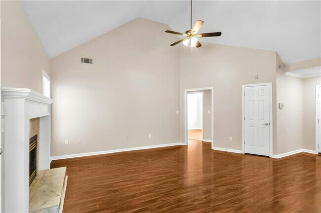 Building Photo - 125 York Ln