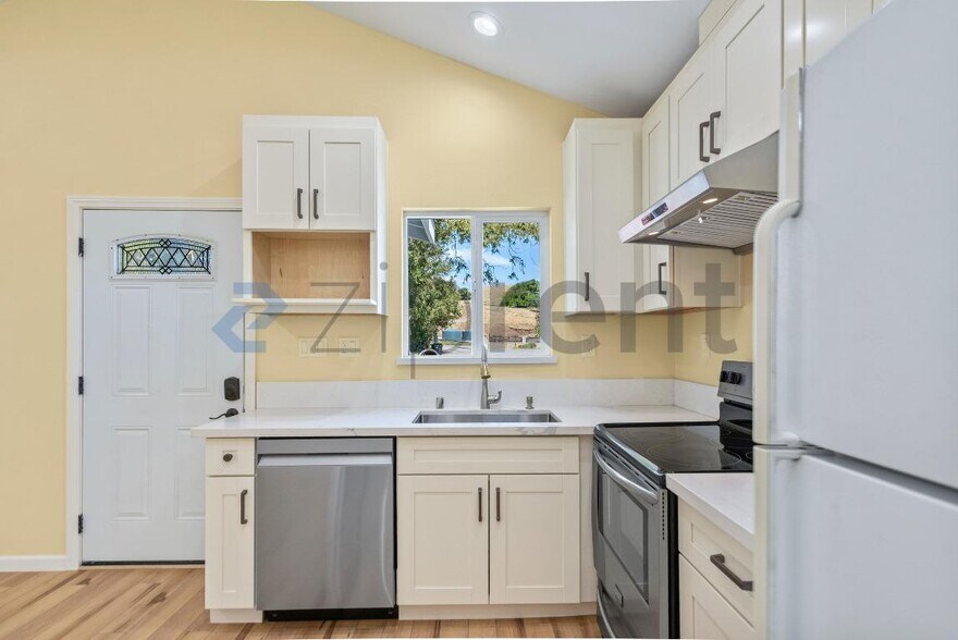 Building Photo - 732 W Edmundson Ave