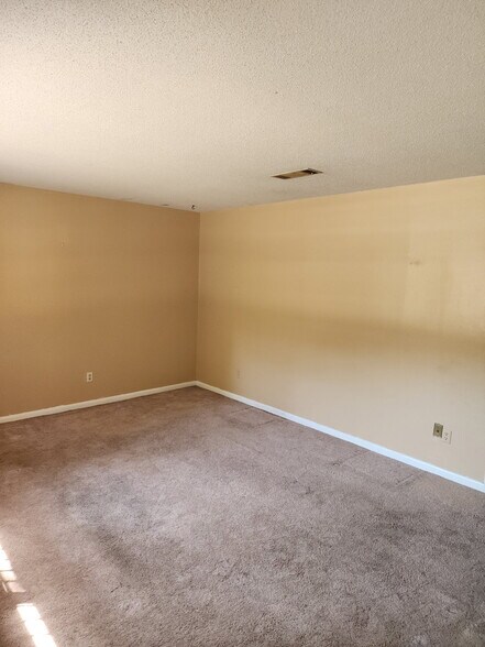 Building Photo - 2306 Dorchester Dr