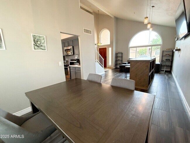 Building Photo - 9437 E Dreyfus Pl