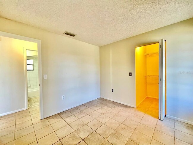 Building Photo - 2625 Narcissus Dr