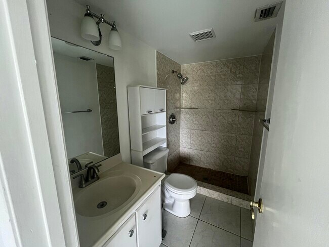Building Photo - 504 Shady Pine Way