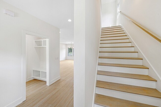 Building Photo - 1008 Fontaine Dr