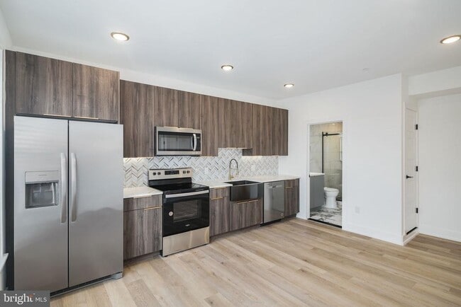 Building Photo - 2000 N Front St