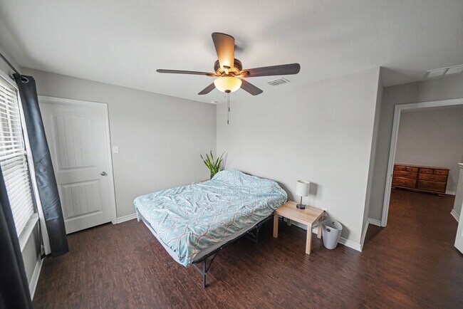 Building Photo - Spacious Home with Office, Game Room & Solar Panels Near Randolph AFB - Realtor Commission: $500