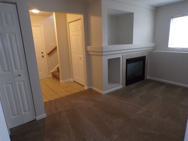 Building Photo - 583 S Parkside Dr