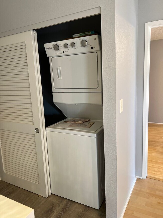 Building Photo - Upstairs Corner Unit 1 Bedroom/1 Bath Town...