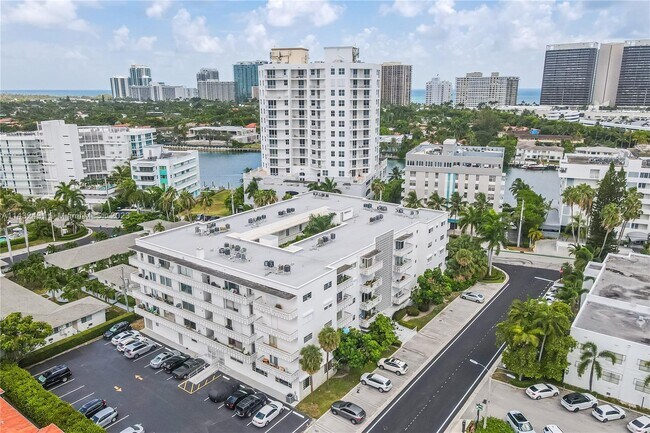 Building Photo - 9700 W Bay Harbor Dr