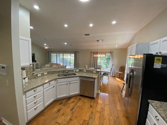 Building Photo - SEASONAL RENTAL in Glenview - 3 Beds, 2 Ba...
