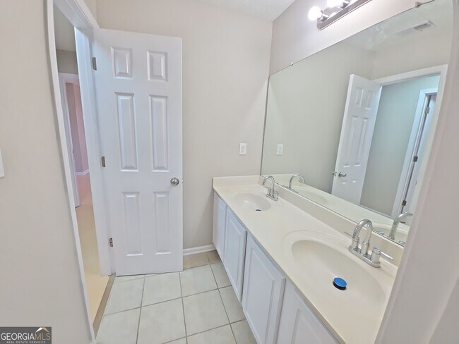 Building Photo - 437 Bedford Crossing