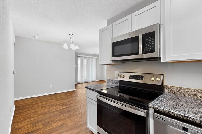 Building Photo - Stylish Upstairs Corner Unit Near Lake Ray Hubbard