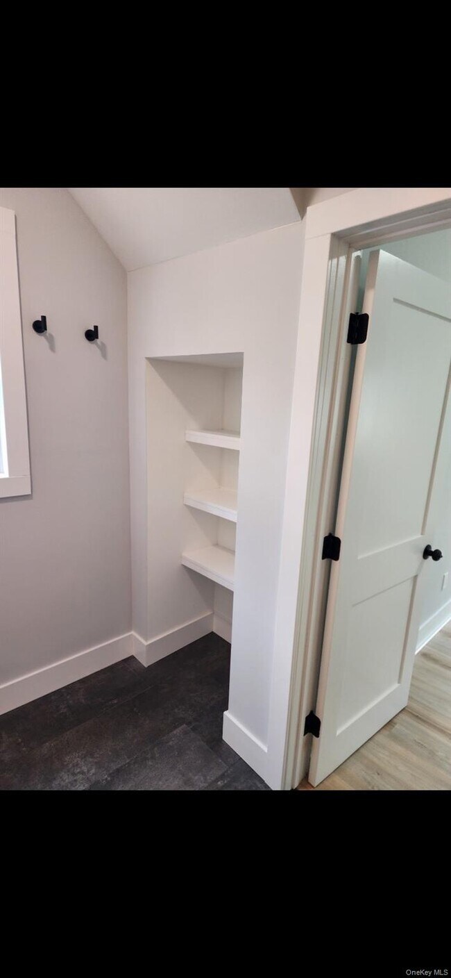 Building Photo - 18 Carman St