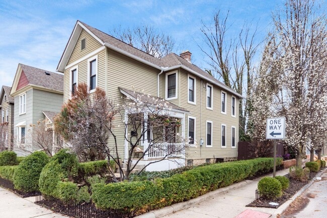 Building Photo - 106 E Gates St