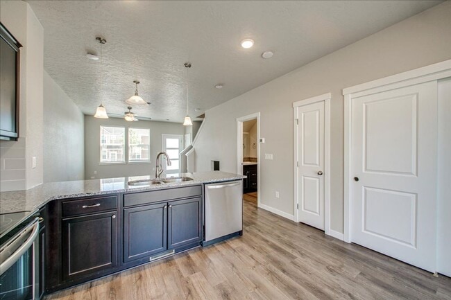 Building Photo - Cute Townhome in SW Boise