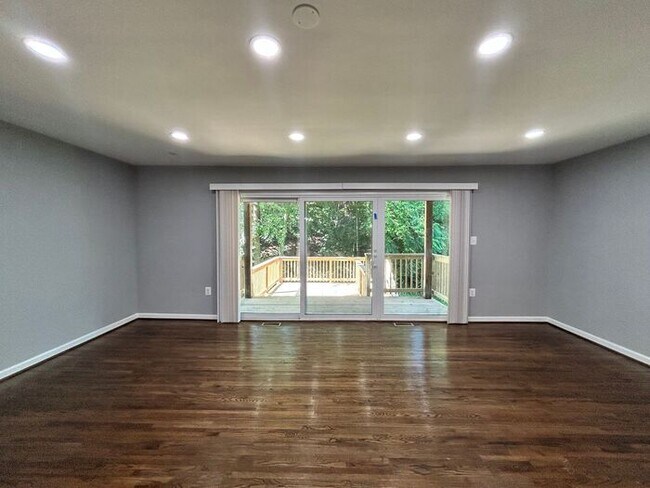 Building Photo - 3 Bedrooms 3.5 Bathrooms Townhome