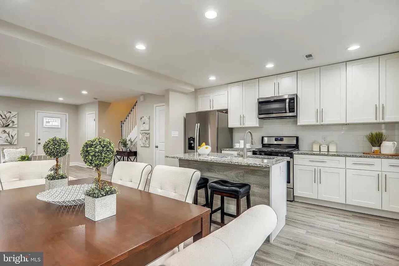 Building Photo - 724 Oneida Pl NW