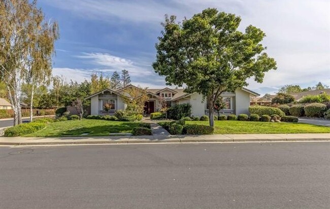 Building Photo - Livermore South Very Private 4 bedroom/3 b...